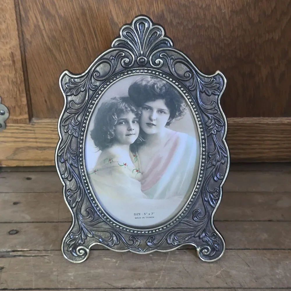 VTG Art Nouveau Embossed Metal Oval Picture Frame Pewter 5x7 Taiwan Never Used